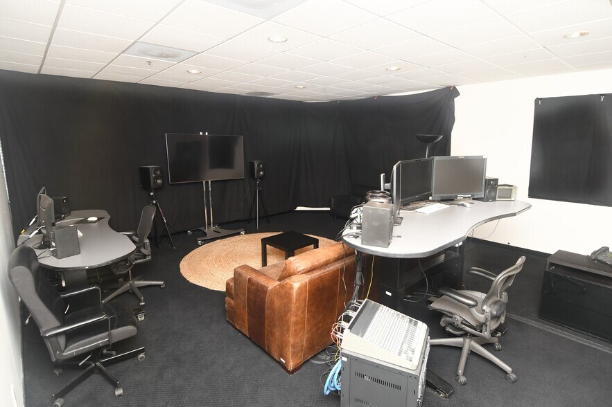 More Photos Of 1111 S Victory Blvd, Burbank Research And Development For Lease