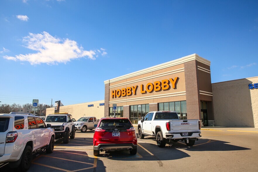 More Photos Of 1806 N Jackson St, Tullahoma Freestanding For Lease