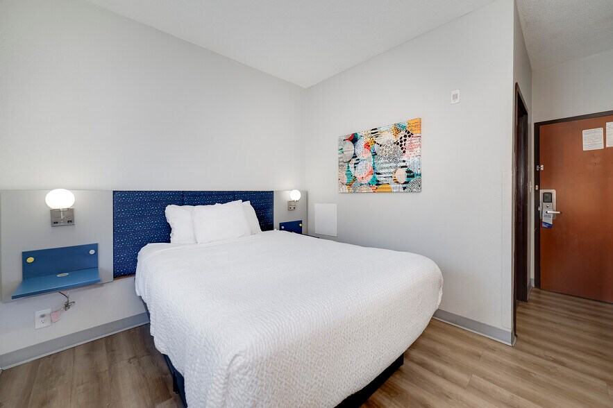 More Photos Of 195 Country Club Dr, Stockbridge Hotel For Sale