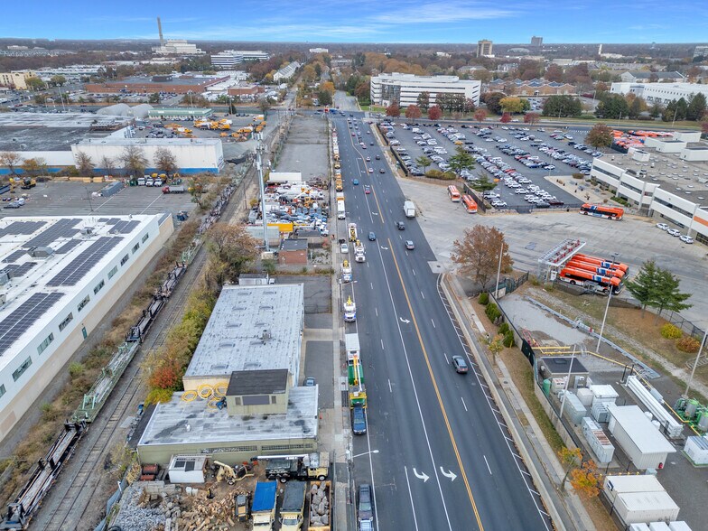 More Photos Of 665 Commercial Ave, Garden City Showroom For Sale