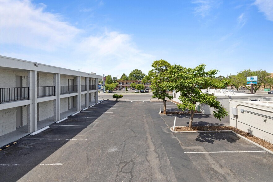 More Photos Of 720 W Lewis St, Pasco Hotel For Sale
