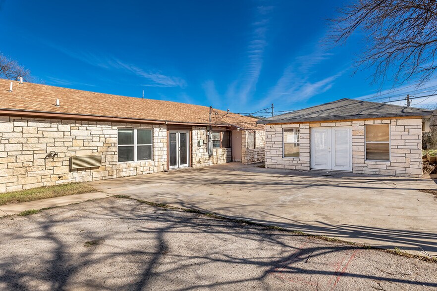More Photos Of 104 E 5th St, Brady Office Residential For Sale