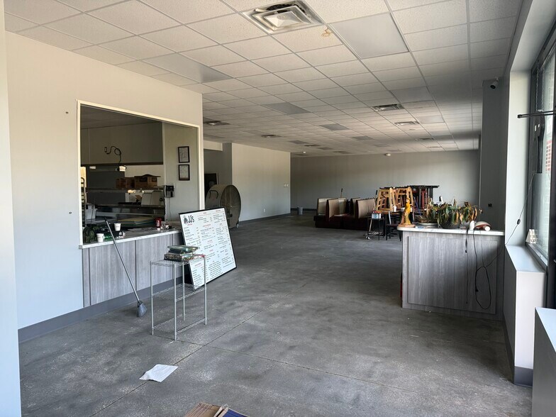 More Photos Of 5681 Nevius Rd, Mobile Restaurant For Lease