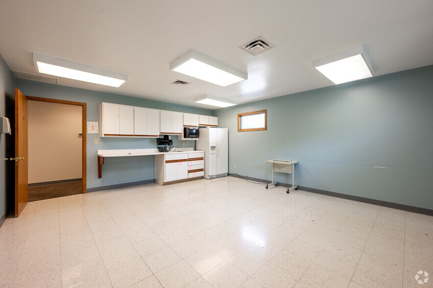 More Photos Of 1515 S 19th St, Elwood Office For Sale