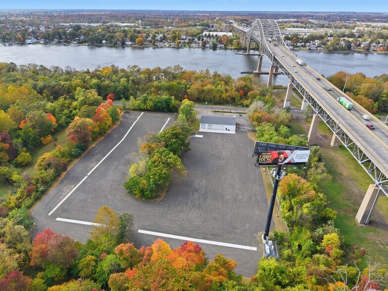 More Photos Of 1922 River Rd, Burlington Contractor Storage Yard For Lease