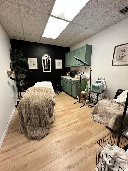 More Photos Of 170 Flanders Rd, Niantic Storefront For Lease