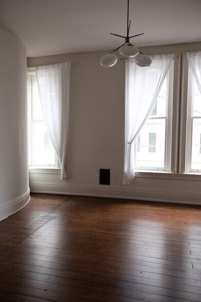 More Photos Of 401-403 Scott Blvd, Covington Storefront Retail Residential For Lease