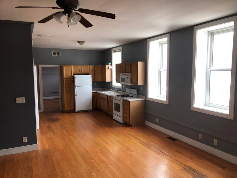 More Photos Of 801 Sixth St, Mendota Storefront Retail Residential For Sale