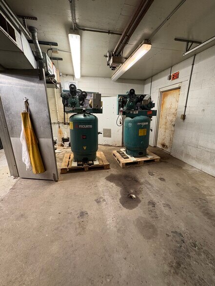 More Photos Of 810 Deal St, Highland Industrial For Sale