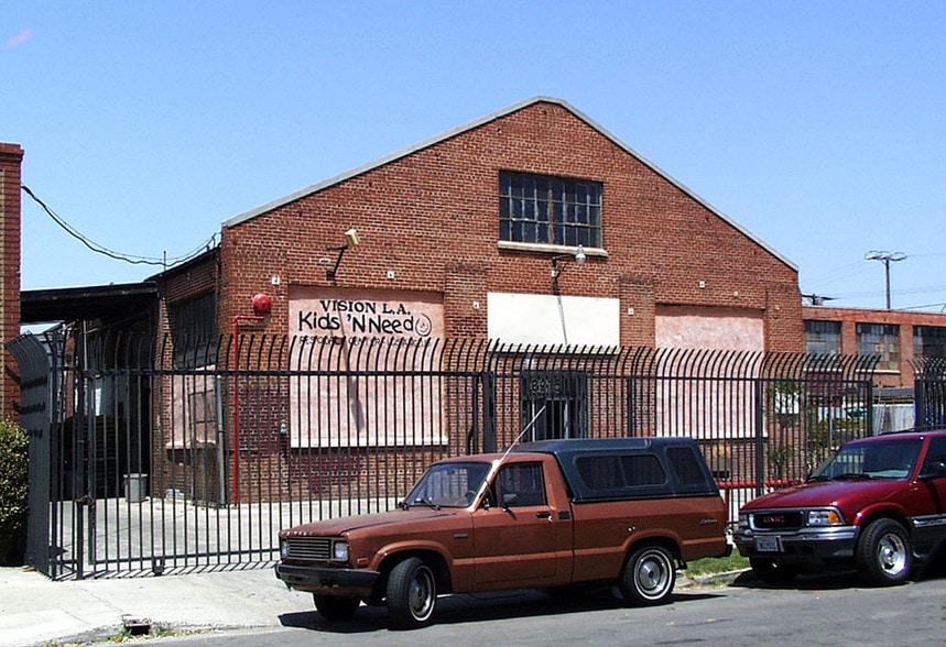 More Photos Of 6215 S Gramercy Pl, Los Angeles Warehouse For Lease