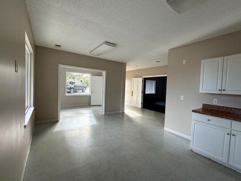 More Photos Of 117 Park Rd, Lexington Showroom For Sale