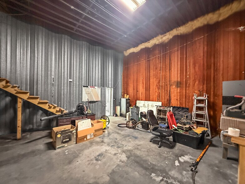 More Photos Of 10980 NE Hubbell Rd, Maxwell Industrial For Sale