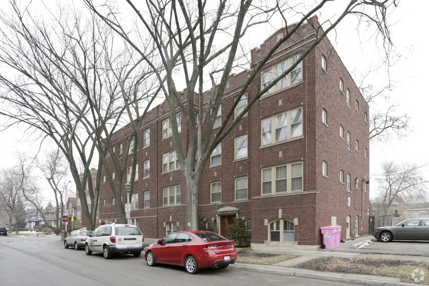 More Photos Of 17 Harrison St, Oak Park Apartments For Lease