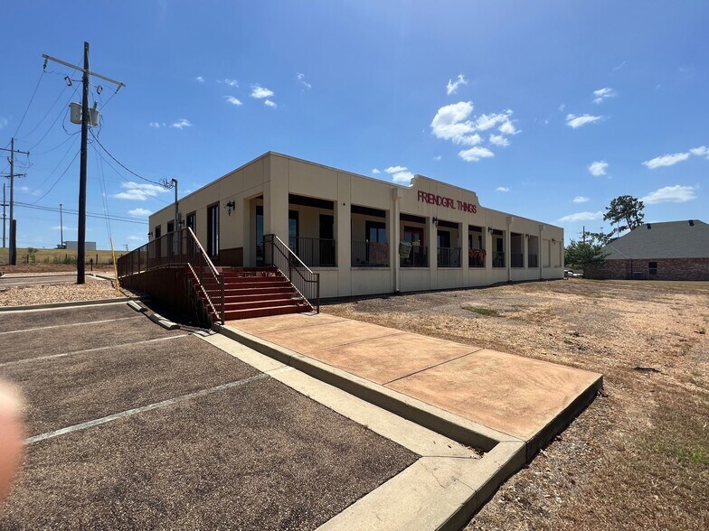 More Photos Of 1410 Apache Dr, Mccomb Freestanding For Sale