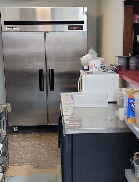 More Photos Of 209 N 5th Ave E, Truman Freestanding For Sale