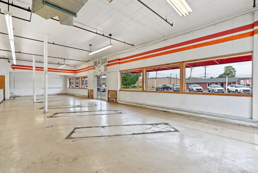 More Photos Of 314 E Market St, Warsaw Showroom For Sale