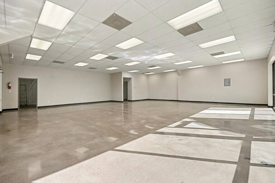 More Photos Of 110 N Walker St, Angleton Warehouse For Lease