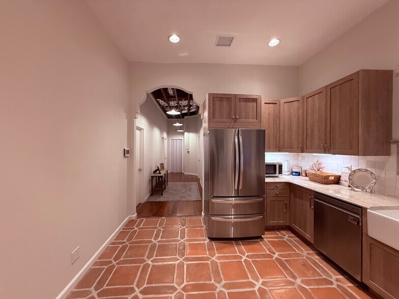 More Photos Of 1715 Mariposa Ave, Los Angeles Freestanding For Lease