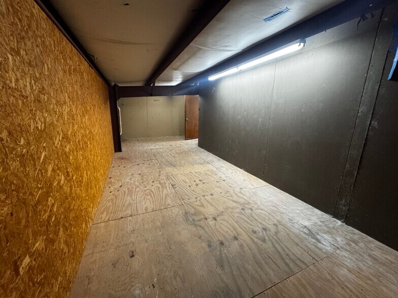 More Photos Of 9215 Thomasville Dr, Houston Warehouse For Lease