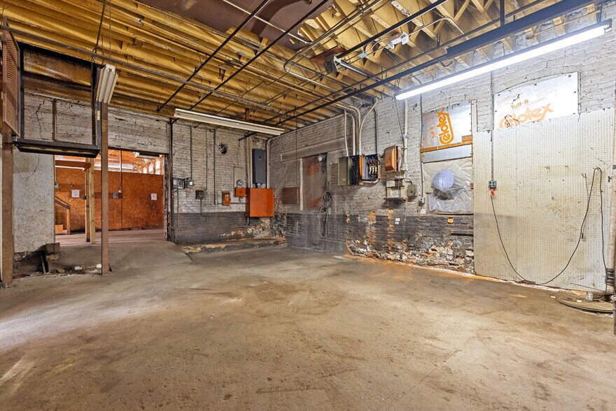More Photos Of 314 E Market St, Warsaw Showroom For Sale
