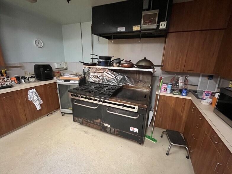 More Photos Of 215 E Church St, Lewellen Hotel For Sale