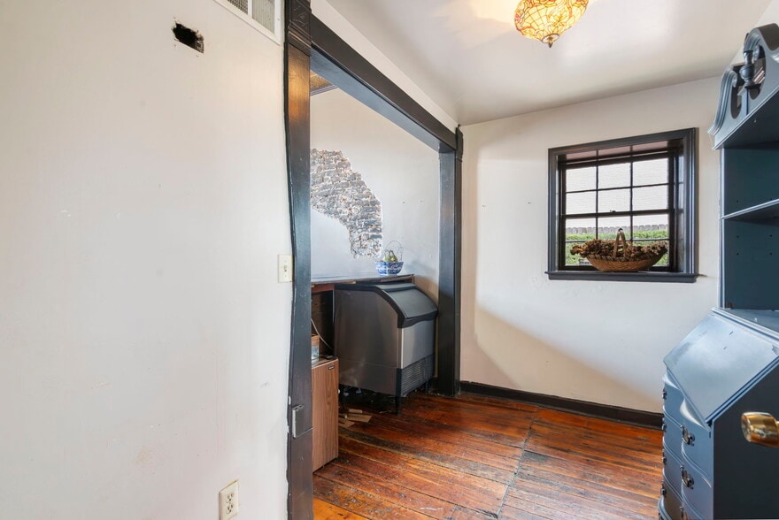 More Photos Of 901 Franklin Ave, Lexington General Retail For Sale