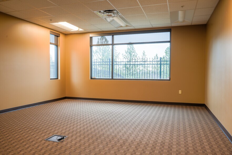 More Photos Of 4212 W Sunset Blvd, Spokane Flex For Sale