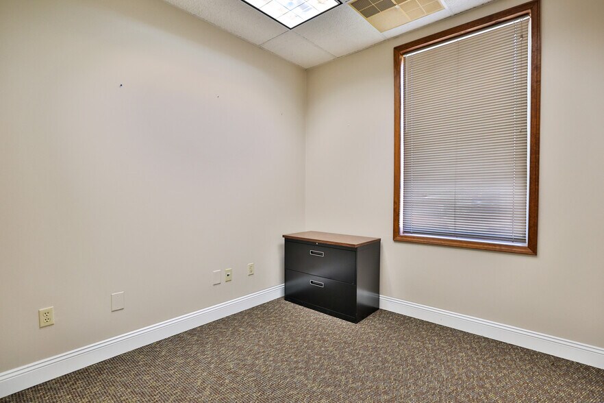 More Photos Of 3 Club Centre Ct, Edwardsville Office For Lease