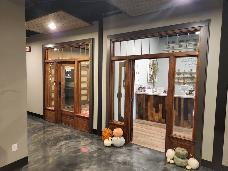 More Photos Of 100-400 Byrd Way, Greenwood Storefront Retail Office For Lease