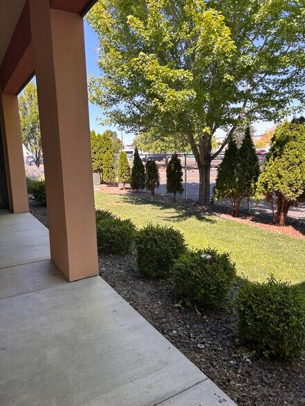 More Photos Of 5150 W Clearwater Ave, Kennewick Freestanding For Lease