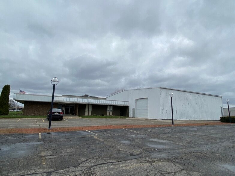 More Photos Of 3850 Capital City Blvd, Lansing Airplane Hangar For Lease