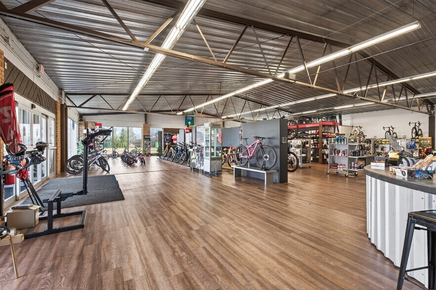 More Photos Of 1040 Dakota Dr, Mendota Heights Freestanding For Sale