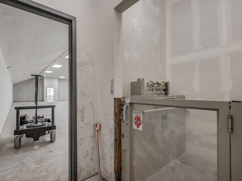 More Photos Of 4403-4411 SW 3rd St, Oklahoma City Showroom For Lease