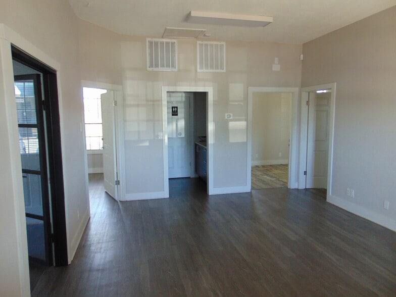 More Photos Of 151 E Mercer St, Dripping Springs Office For Lease