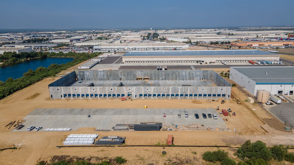 More Photos Of 9001 Killam Industial Blvd, Laredo Distribution For Lease