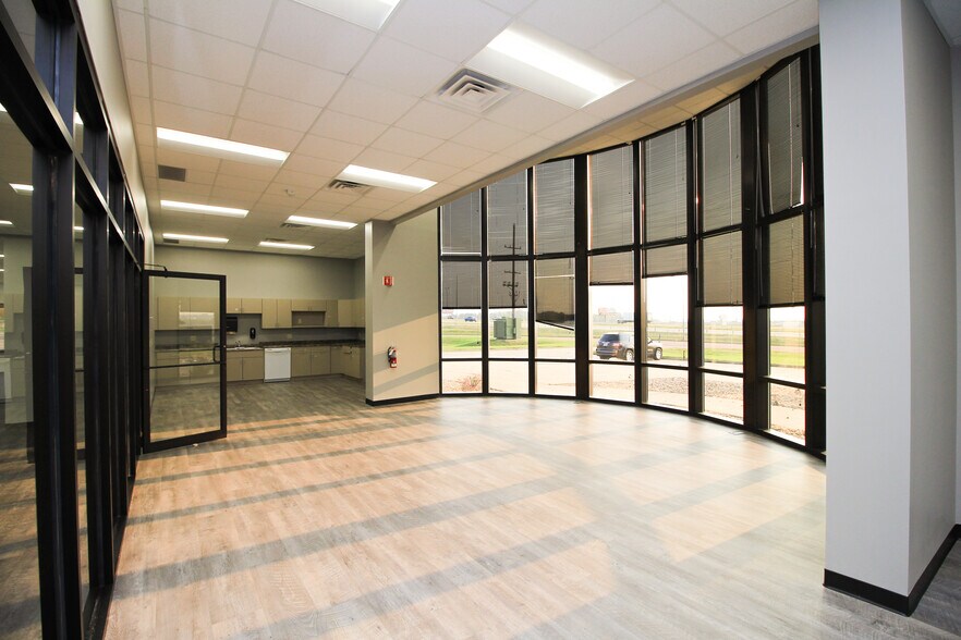 More Photos Of 3401 N Louise Ave, Sioux Falls Flex For Lease