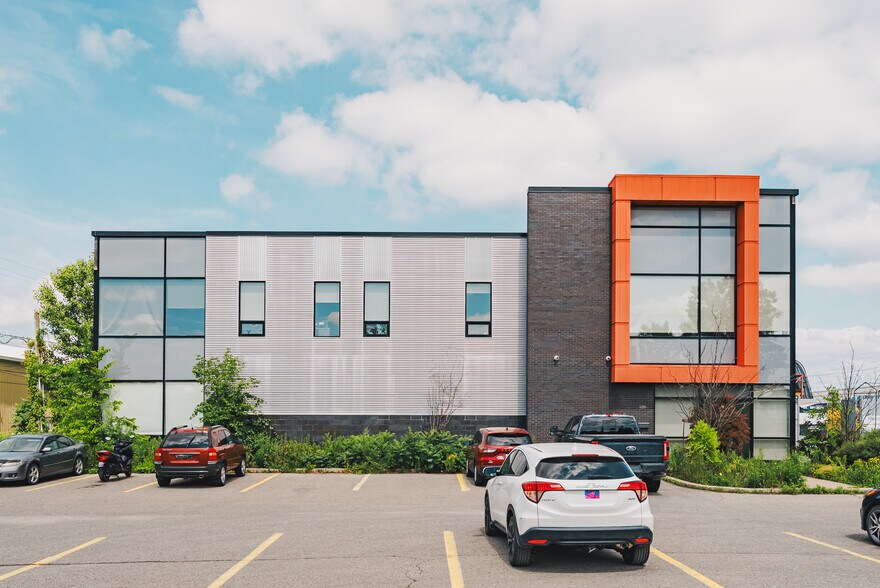 Primary Photo Of 5281 Boul Cléroux, Laval Warehouse For Lease
