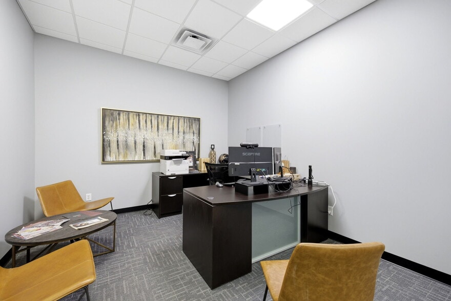 More Photos Of 326 SE Douglas St, Lees Summit Office For Sale