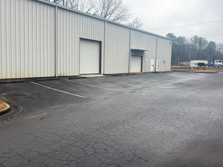 More Photos Of 1461 White Cir, Marietta Warehouse For Lease