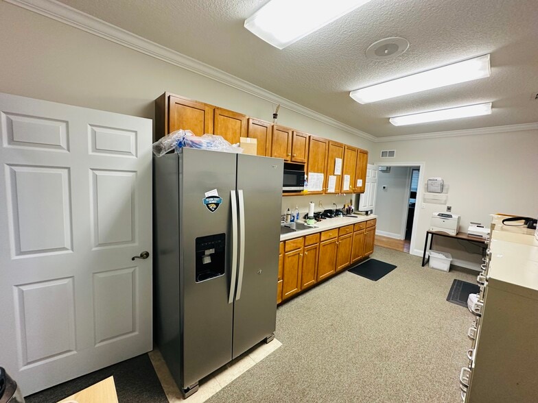 More Photos Of 6817 Southpoint Pky, Jacksonville Office For Sale