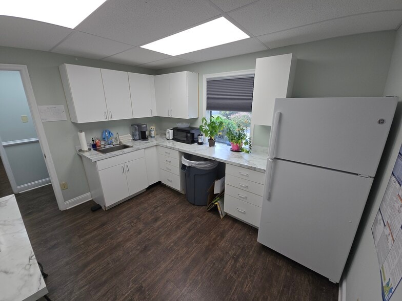 More Photos Of 1095 S Bradford St, Dover Medical For Sale