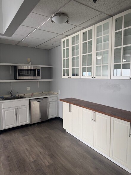 More Photos Of 800 N Old Woodward Ave, Birmingham Office For Lease