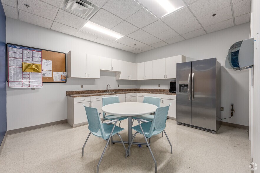 More Photos Of 9920 Franklin Square Dr, Nottingham Medical For Lease