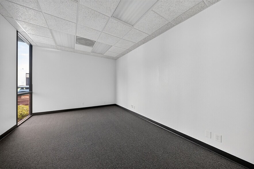 More Photos Of 550-590 E Arrow Hwy, San Dimas Warehouse For Lease