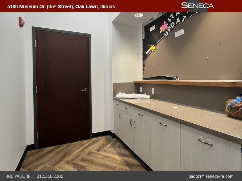 More Photos Of 5100-5116 Museum Dr, Oak Lawn General Retail For Lease