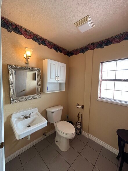 More Photos Of 102 W Calton Rd, Laredo Office Residential For Sale