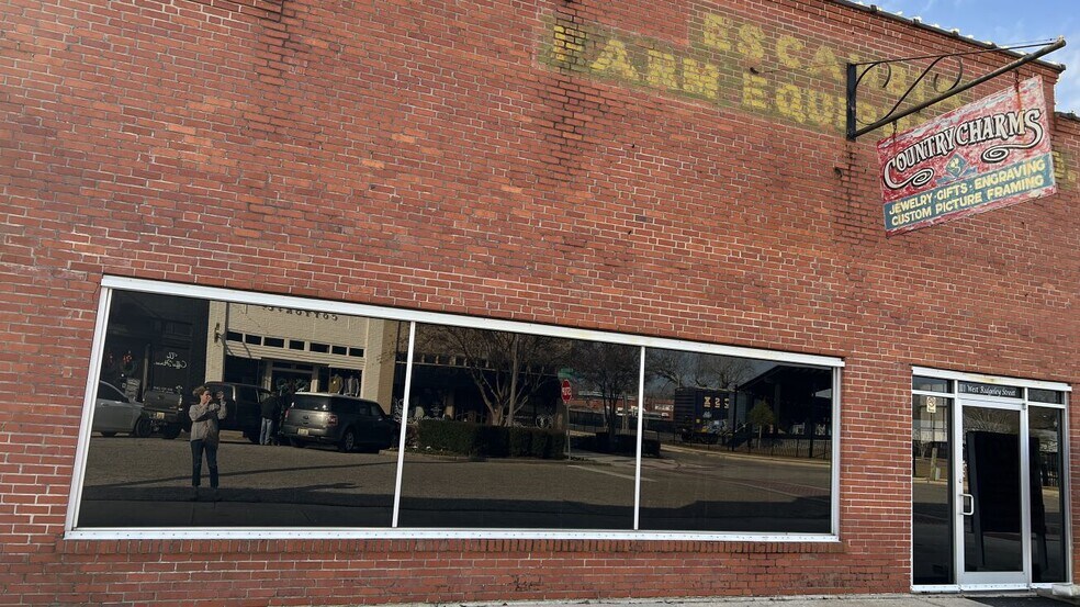 More Photos Of 111 W Ridgeley St, Atmore Storefront For Sale
