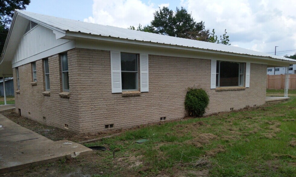 More Photos Of 1948 Tenaha St, Center Storefront Retail Residential For Lease