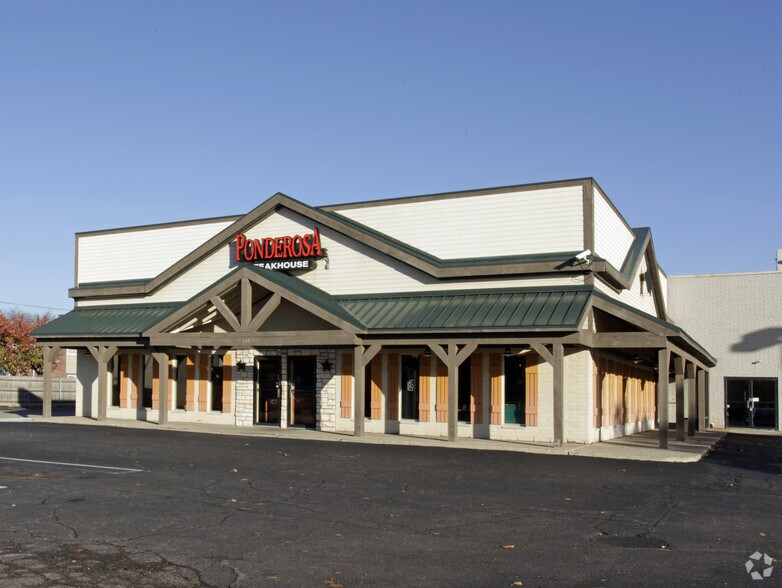 More Photos Of 15640 W 11 Mile Rd, Southfield Freestanding For Lease