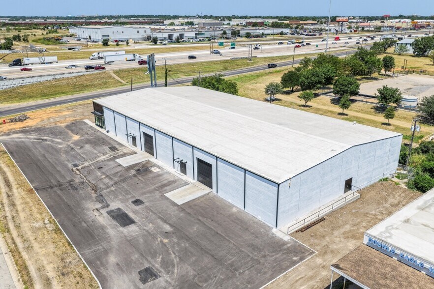 More Photos Of 813 Southway Cir, Fort Worth Warehouse For Lease